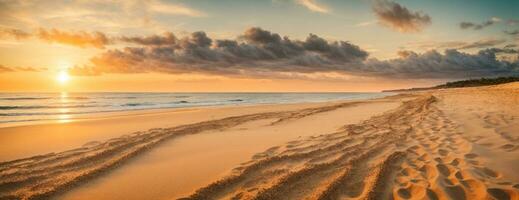 Sonnenuntergang auf das Strand mit Fußabdrücke im das Sand foto