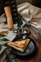 Thunfischkuchen mit Keramikplatte auf einem Holztisch foto