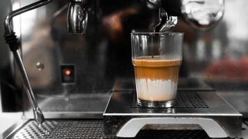 schwarzer Kaffee mit Milch auf Kaffeemaschine foto