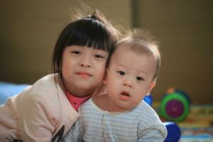 glücklich asiatisch Bruder und Schwester Original- lächelt im ein schön draussen Porträt foto
