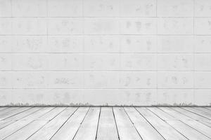 abstrakter Grunge-Textur-Hintergrund. leerer Raum mit Backsteinmauer und Holzboden foto