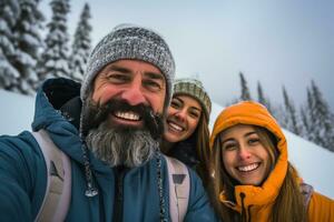 Freund und Familie Schnee Urlaub Selfie im Winter foto