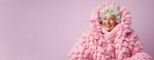 alt Frau im voll gestrickt gemütlich Kostüm isoliert auf Pastell- Hintergrund mit ein Platz zum Text foto