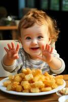 neugierig Baby mit unordentlich Hände und ein Erfreut Ausdruck erkunden das Geschmack und Textur von verschiedene Finger Lebensmittel foto