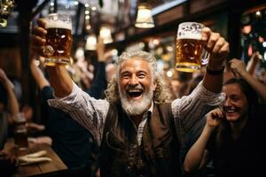 Menschen im traditionell Kleidung erziehen Bier Krüge im Kameradschaft wie das lebhaft Oktoberfest Feierlichkeiten füllen München Straßen mit jubeln foto