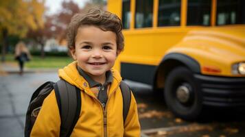 ein jung Kind eifrig steht im Vorderseite von ein Schule Bus bereit zu einschiffen auf ein Neu Abenteuer gefüllt mit Lernen und Freundschaften foto