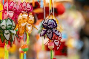 dekoriert bunt Laternen hängend auf ein Stand im das Straßen im ho Chi minh Stadt, Vietnam während Mitte Herbst Festival. Chinesisch Sprache im Fotos bedeuten Geld und Glück