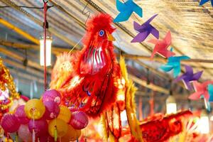 dekoriert bunt Laternen hängend auf ein Stand im das Straßen im ho Chi minh Stadt, Vietnam während Mitte Herbst Festival. Chinesisch Sprache im Fotos bedeuten Geld und Glück