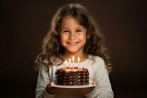 ein Mädchen halten ein Geburtstag Kuchen mit mehrere Kerzen auf Bokeh Stil Hintergrund foto