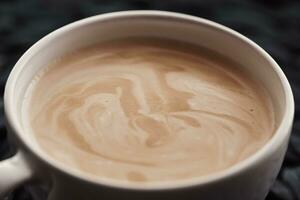 cremig Kaffee mit Milch zum Frühstück foto