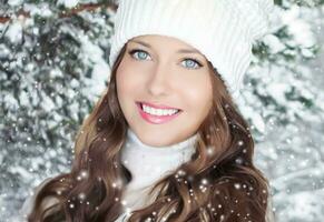 Winter Urlaub reisen, Lebensstil und Mode, schön glücklich Frau und schneebedeckt Wald, Natur, Ski Resort und Freizeit Aktivität draußen Weihnachten, Neu Jahr und Ferien Porträt foto