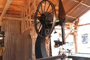 Sägewerksmaschine Nahaufnahme auf Mühle foto