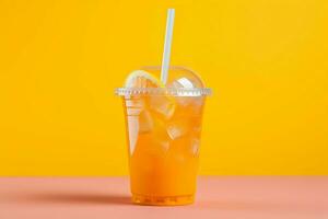 pikant Limonade Cocktail im ein Plastik Tasse Pops auf ein bunt Hintergrund ai generiert foto