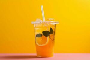 pikant Limonade Cocktail im ein Plastik Tasse Pops auf ein bunt Hintergrund ai generiert foto