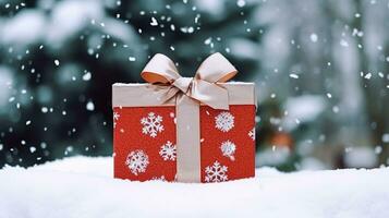 Weihnachten Urlaub Geschenk und gegenwärtig, Geschenk Box im das Schnee im Schneefall Winter Landschaft Natur zum Boxen Tag, Ferien Einkaufen Verkauf foto