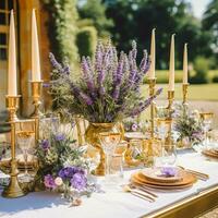 Hochzeit Tischlandschaft, elegant formal Abendessen Tabelle Einstellung, Tabelle scape mit Lavendel Dekoration zum Urlaub Party Veranstaltung Feier, generativ ai foto