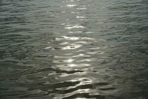 Sonne reflektieren im Wasser Oberfläche foto