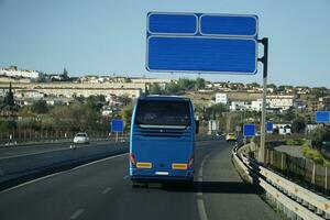 Tourist Bus auf ein Autobahn - - zurück Aussicht foto
