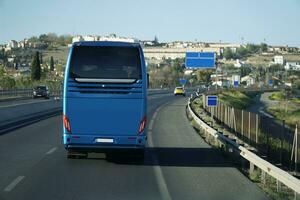 Tourist Bus auf ein Autobahn - - zurück Aussicht foto