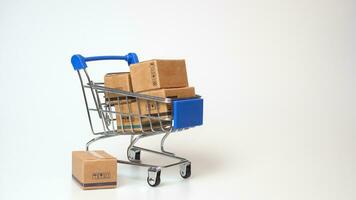 Einkaufen Konzept. Papier Kisten im Blau Einkaufen Wagen auf Weiß Hintergrund. online Einkaufen Verbraucher können Geschäft von Zuhause und Lieferung Service. mit Kopieren Raum foto