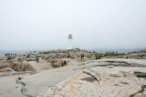 Peggys Bucht, Kanada - - August 13, 2015-Menschen in der Nähe von das Peggys Bucht Leuchtturm im Nova Schottland-Kanada während ein nebelig Tag foto