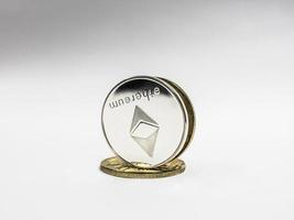 Silberne Ethereum-Münze. Kryptowährungs-Blockchain-Münzen-Ethereum-Symbol auf hellem Hintergrund. Ethereum-Kryptowährung foto