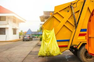 Müll LKW im Stadt ,Müll LKW zu bereiten Transport zu Müll Hof, Verschmutzung Konzept foto