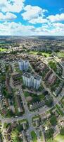 Antenne Vertikale Panorama- Aussicht von Norden Luton Stadt Wohn Nachlass von England großartig Großbritannien Vereinigtes Königreich. das hoch Winkel Aufnahmen war gefangen mit Drohnen Kamera auf August 15., 2023 foto