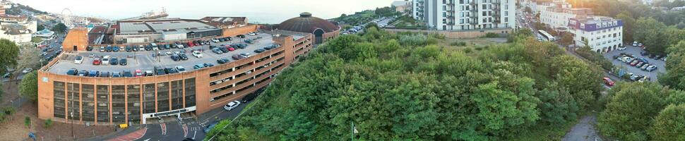 Antenne Panorama- Aussicht von britisch Tourist Attraktion beim Meer Aussicht von Bournemouth Stadt von England großartig Großbritannien Vereinigtes Königreich. hoch Winkel Bild gefangen mit Drohnen Kamera auf September 9., 2023 während Sonnenuntergang foto