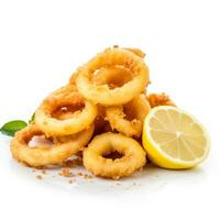 gebraten Calamari Ringe mit pikant Zitrone auffallend isoliert auf ein rein Weiß Hintergrund foto