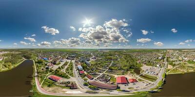 Antenne hdri 360 Panorama Aussicht von großartig Höhe auf Gebäude, Kirchen, See und Center Platz von Provinz Stadt im gleichwinklig nahtlos kugelförmig Projektion. verwenden wie Himmel Ersatz zum Drohne foto