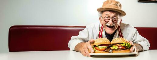 Alten Mann genießen ein Burger Mahlzeit beim retro Abendessen isoliert auf ein Weiß Hintergrund foto