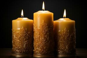 Trio von flackern Kerzen Stehen allein gegen ein schwarz Hintergrund ai generiert foto