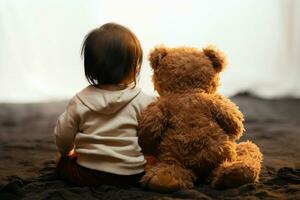 schließen oben von ein Babys zurück neben ein wohltuend Teddy Bär Freund ai generiert foto