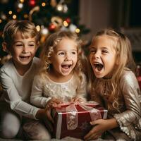 aufgeregt Kinder Öffnung ihr die Geschenke auf Weihnachten Morgen foto