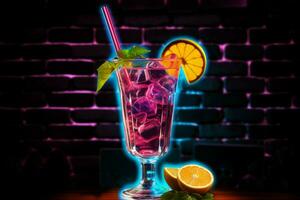 Neon- Durst Löscher ein Zeichen leuchtet ein Cocktail garniert mit ein Miniatur Regenschirm ai generiert foto