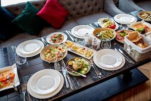 Catering-Tischset-Service mit Besteck und Glasstiel im Restaurant vor der Party foto