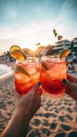 freunde Jubel mit Cocktails auf das Strand foto