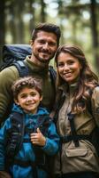 voller Natur Familie Abenteuer im das Wald foto