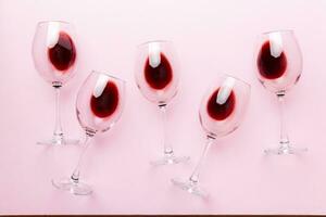 viele Brille von rot Wein beim Wein Verkostung. Konzept von rot Wein auf farbig Hintergrund. oben Sicht, eben legen Design foto