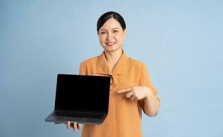 Porträt von ein Alten Frau mit ein Laptop foto