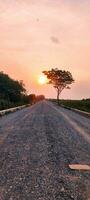 felsig Straße und Sonnenuntergang foto