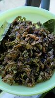 indonesisch Besondere Gericht gemacht von Sardellen Plus bitter Kürbis gekocht im Öl foto