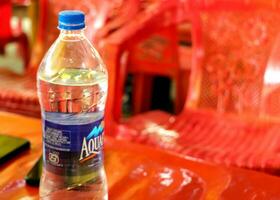 Plastik Flasche von Trinken Wasser auf ein Tisch, genommen beim ein draussen Cafe im Indien foto