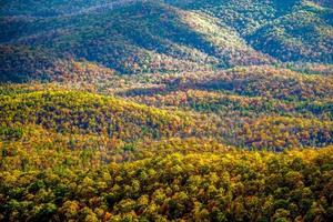 blauer Grat und rauchige Berge, die im Herbst ihre Farbe ändern foto