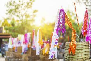 Gebetsfahnen Tung hängen mit Regenschirm oder nördlicher traditioneller Flagge hängen an der Sandpagode im Phantao-Tempel für das Songkran-Festival wird an einem traditionellen Neujahrstag in Chiang Mai, Thailand, gefeiert foto