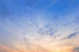 blauer dramatischer Sonnenuntergang Himmel Textur Hintergrund. foto