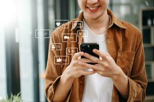 Sozial Medien und Marketing virtuell Symbole Bildschirm Konzept. schließen oben von Geschäftsmann Tippen Tastatur Tablette mit Laptop Computer und Clever Telefon foto