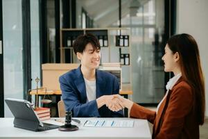 asiatisches geschäftsteam und anwälte diskutieren am tisch sitzende vertragspapiere. Rechtsbegriffe, Beratung, juristische Dienstleistungen. im Büro foto