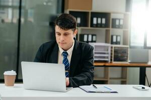 reifen Geschäft Mann Exekutive Manager suchen beim Laptop Aufpassen online Webinar Ausbildung oder haben virtuell Treffen Video Konferenz tun Markt Forschung Arbeiten foto